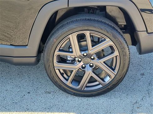 New 2026 Jeep Compass Latitude image 18