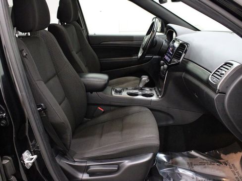 Used 2019 Jeep Grand Cherokee Laredo image 17