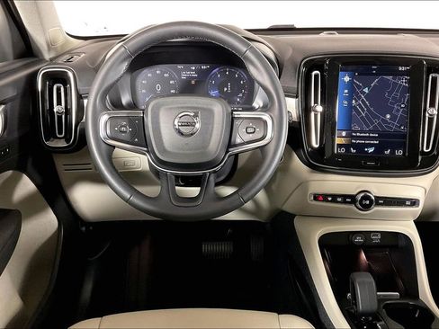 Used 2022 Volvo XC40 T4 Momentum image 4