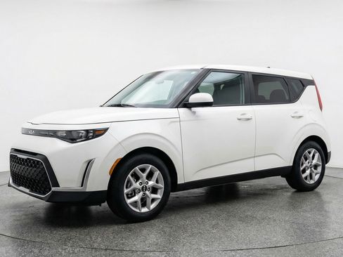 Used 2025 Kia Soul LX w/ LX Technology Package image 3