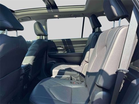 Certified 2025 Toyota Grand Highlander Platinum image 15