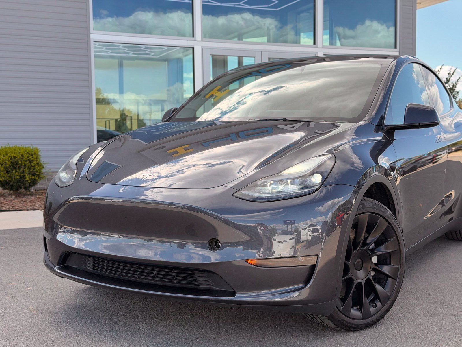 Used 2024 Tesla Model Y Long Range RWD image 2