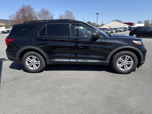 Used 2022 Ford Explorer XLT w/ Equipment Group 202A AWD/4WD image 2