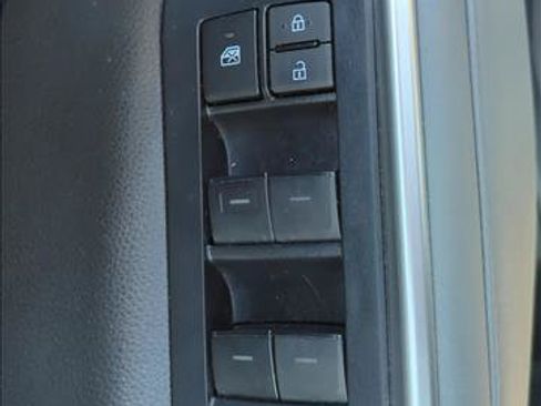 Used 2023 Toyota Highlander LE FWD image 8