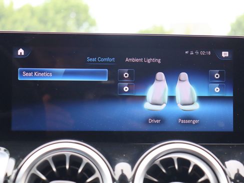 Used 2023 Mercedes-Benz GLB 250 4MATIC w/ Premium Package image 30