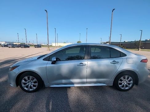 Used 2025 Toyota Corolla LE FWD image 7