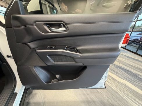 Used 2023 Nissan Pathfinder SL AWD/4WD image 42