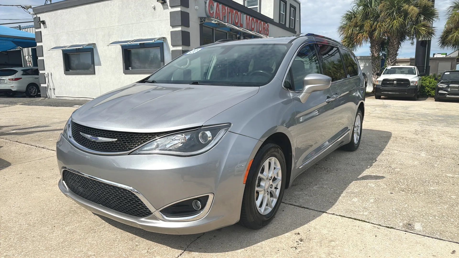 Used 2020 Chrysler Pacifica Touring-L FWD image 1