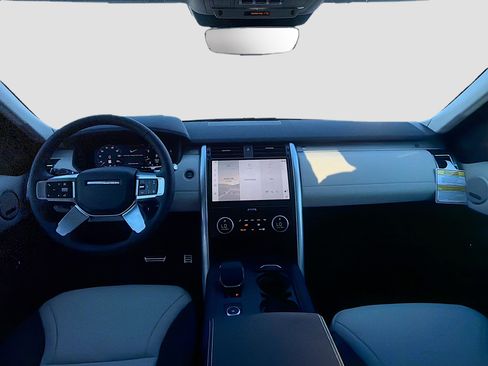 New 2026 Land Rover Discovery Limited Edition image 17