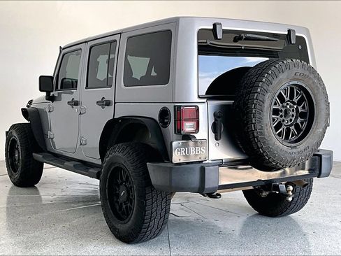 Used 2018 Jeep Wrangler Unlimited Sahara AWD/4WD image 14