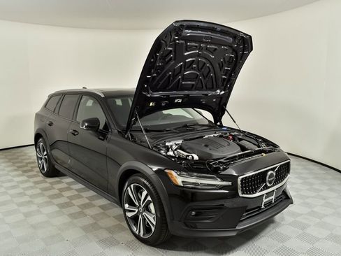 Certified 2025 Volvo V60 B5 Cross Country Plus image 34