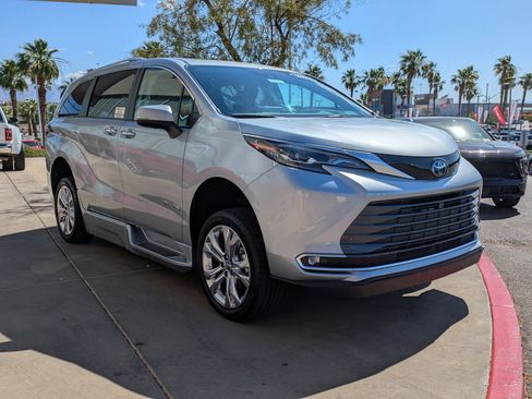 Used 2024 Toyota Sienna Platinum FWD image 7