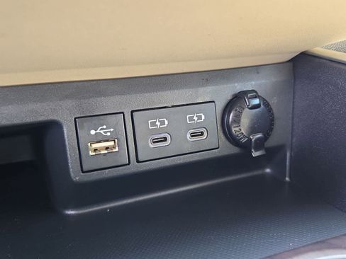Used 2023 Toyota Highlander Limited FWD image 31