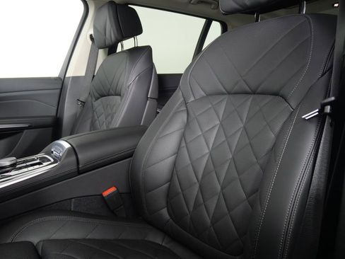 Used 2025 BMW X7 xDrive40i w/ Premium Package image 10