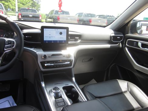 Used 2020 Ford Explorer XLT w/ Equipment Group 202A AWD/4WD image 15