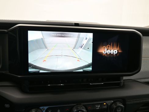 Used 2025 Jeep Wrangler Unlimited Sahara AWD/4WD image 21