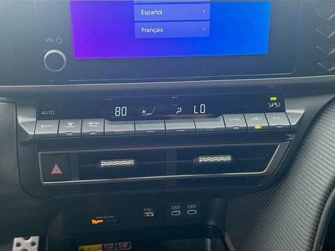 Used 2025 Toyota Camry SE image 12