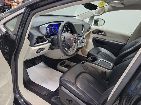 Certified 2023 Chrysler Pacifica Touring-L FWD image 28