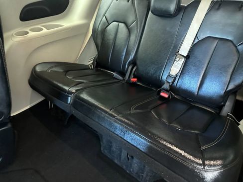 Used 2022 Chrysler Pacifica Touring-L FWD image 14