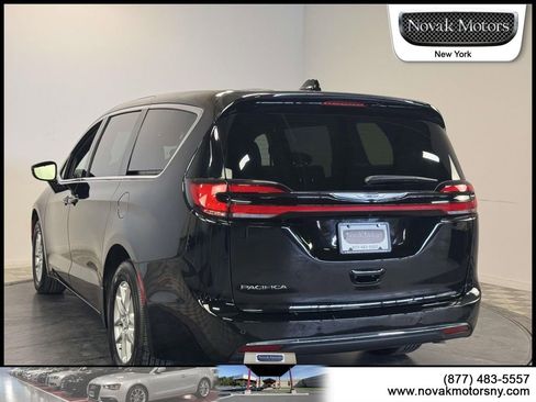 Used 2025 Chrysler Pacifica Select image 5