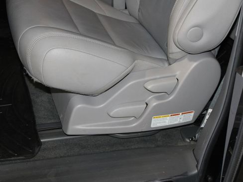 Used 2017 Toyota Sienna XLE Premium image 16