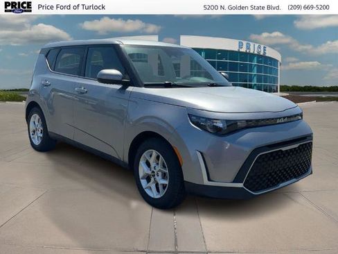 Used 2023 Kia Soul LX w/ Option Group 015 FWD image 3