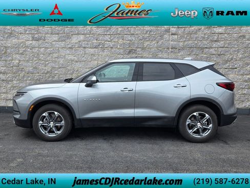 Used 2025 Chevrolet Blazer LT FWD image 2
