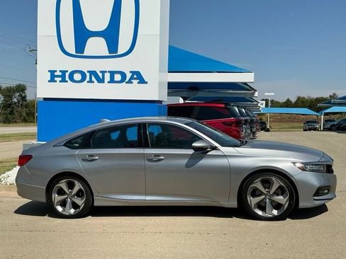 Used 2018 Honda Accord Touring image 2