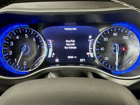 Used 2023 Chrysler Pacifica Touring-L FWD image 2