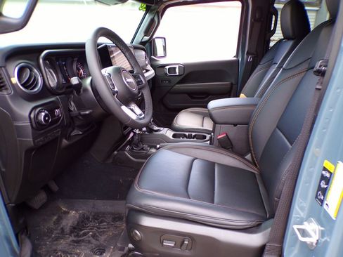 Used 2026 Jeep Wrangler Unlimited Sahara AWD/4WD image 16