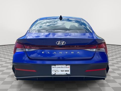 Certified 2025 Hyundai Elantra SE FWD image 6