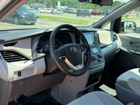Used 2019 Toyota Sienna L FWD image 11