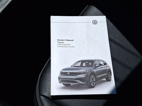 Used 2024 Volkswagen Tiguan SE w/ Panoramic Sunroof Package FWD image 27