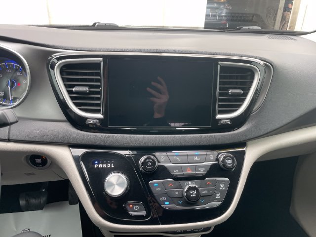Used 2024 Chrysler Pacifica Touring-L FWD image 12