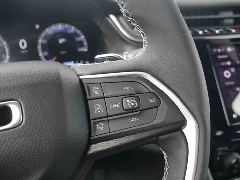 Certified 2025 Jeep Grand Cherokee Altitude AWD/4WD image 34