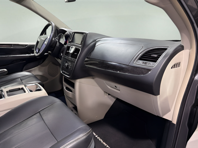 Used 2015 Chrysler Town & Country Touring FWD image 13