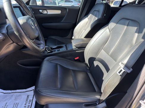 Used 2021 Volvo XC40 T5 Momentum AWD/4WD image 9