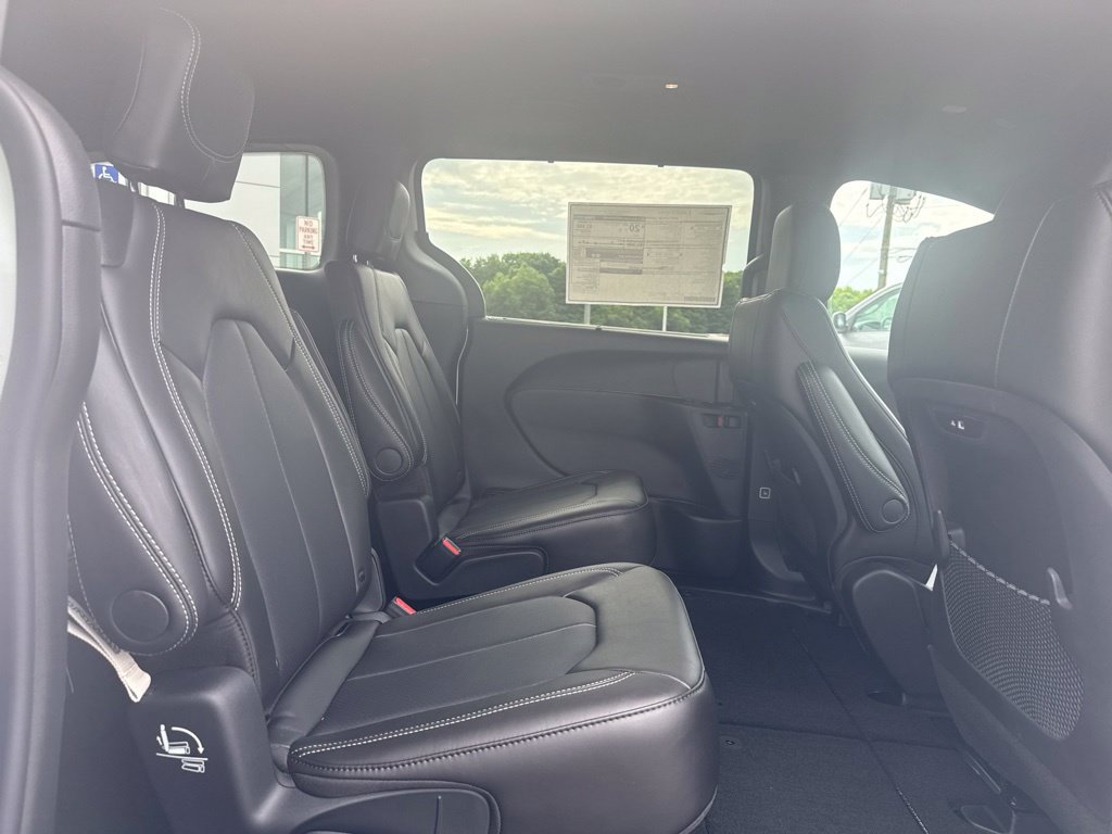 New 2027 Chrysler Pacifica Select AWD/4WD image 13