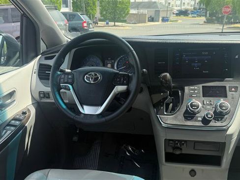 Used 2017 Toyota Sienna XLE image 27