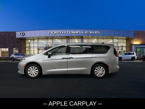 Used 2019 Chrysler Pacifica L image 2