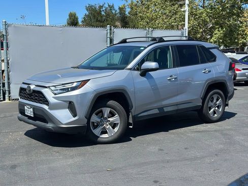 Used 2022 Toyota RAV4 XLE w/ Convenience Package FWD image 1