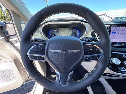 Used 2024 Chrysler Pacifica Touring-L FWD image 21