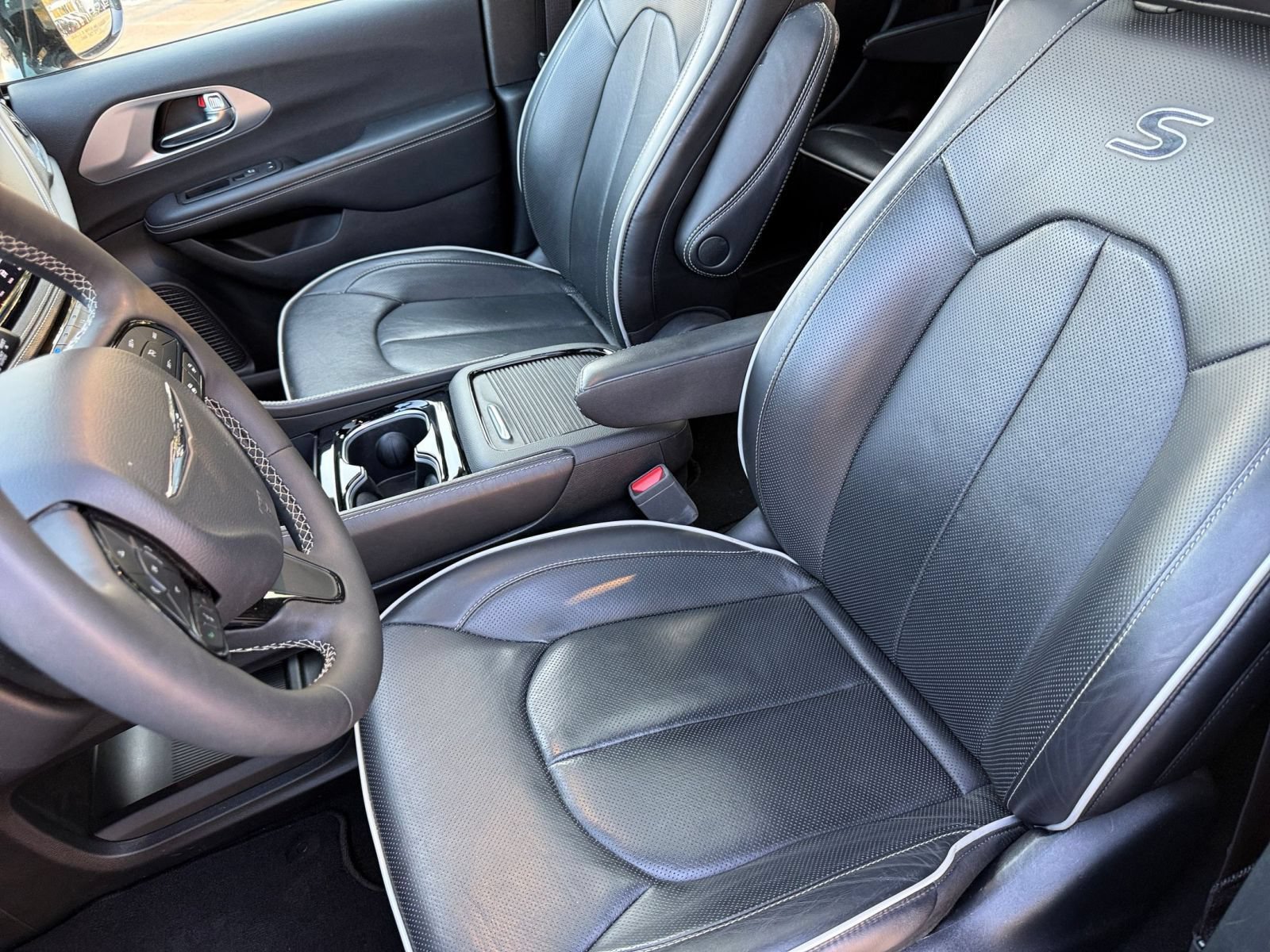 Used 2025 Chrysler Pacifica Limited FWD image 39