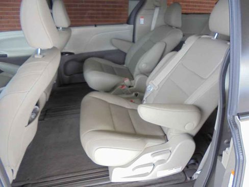 Used 2017 Toyota Sienna XLE Premium image 9