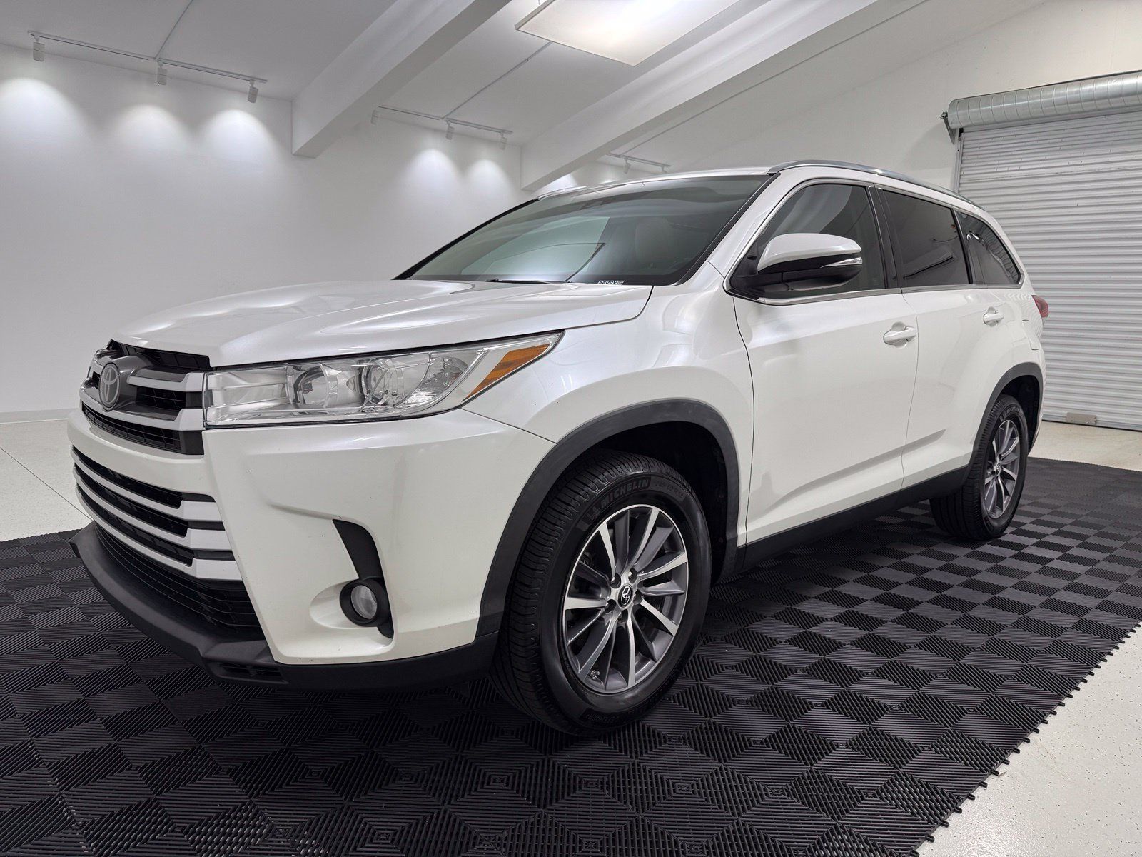 Used 2019 Toyota Highlander XLE FWD image 3