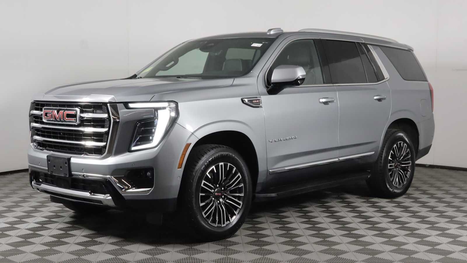 Used 2025 GMC Yukon Elevation w/ Elevation Premium Package AWD/4WD image 3