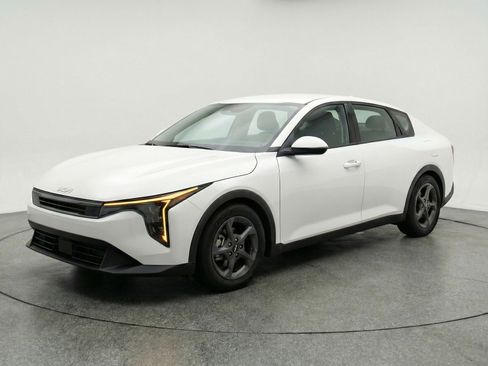 Used 2025 Kia K4 LXS image 3