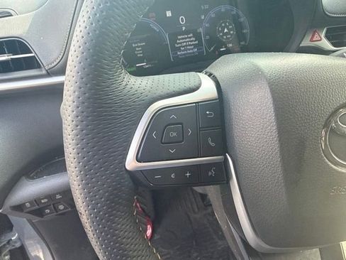 Used 2025 Toyota Sienna XLE Woodland Edition AWD/4WD image 17