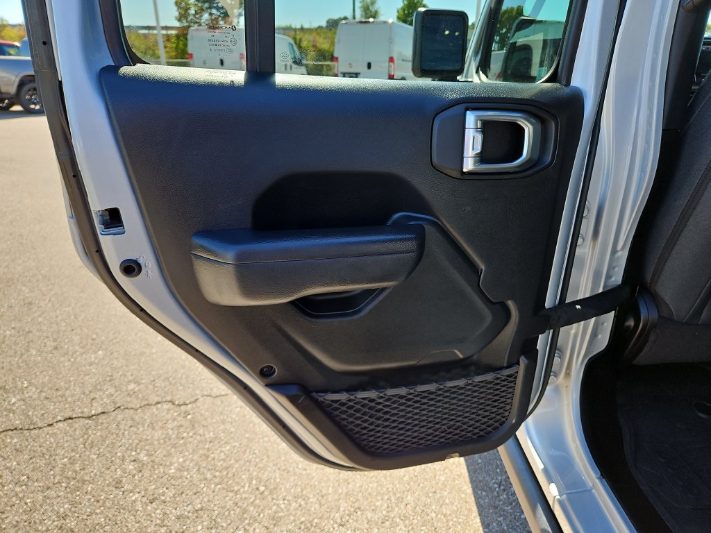Used 2024 Jeep Wrangler Unlimited AWD/4WD image 16