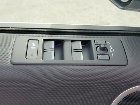 Used 2024 Land Rover Discovery Dynamic SE AWD/4WD image 22
